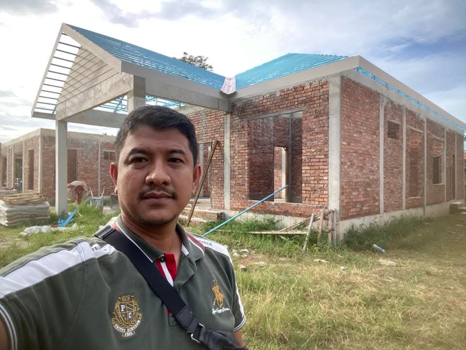 Kerja struktur dan bata di tapak